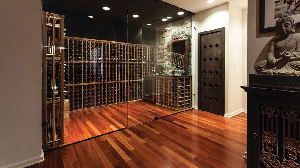 Inspiration pour une cave à vin design avec un sol en bois brun, des casiers et un sol orange.