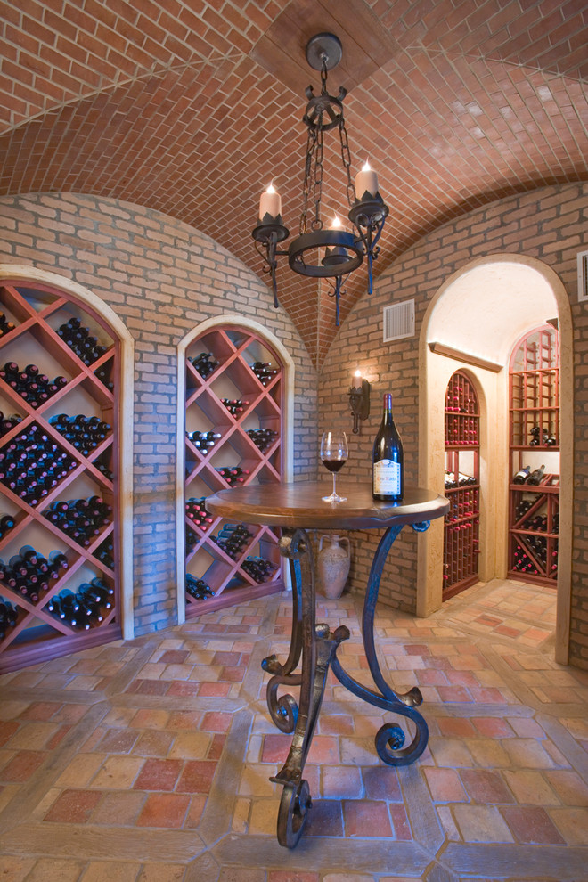 Exemple d'une cave à vin méditerranéenne avec des casiers losange.