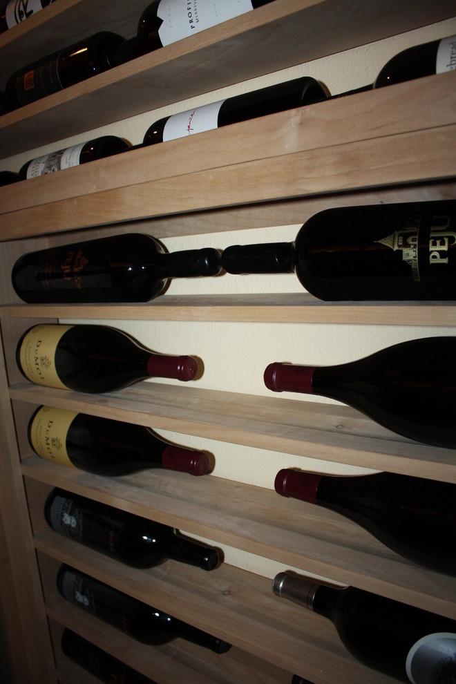 Idée de décoration pour une petite cave à vin tradition avec des casiers.