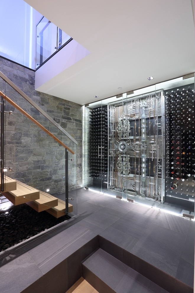 Moderner Weinkeller mit Kammern in Vancouver