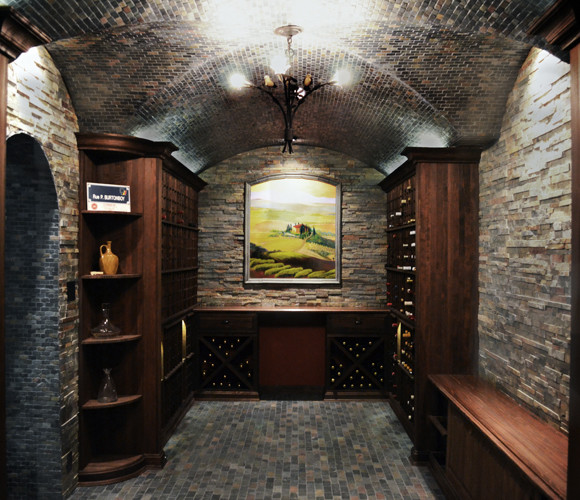 Cette image montre une grande cave à vin traditionnelle avec des casiers losange.