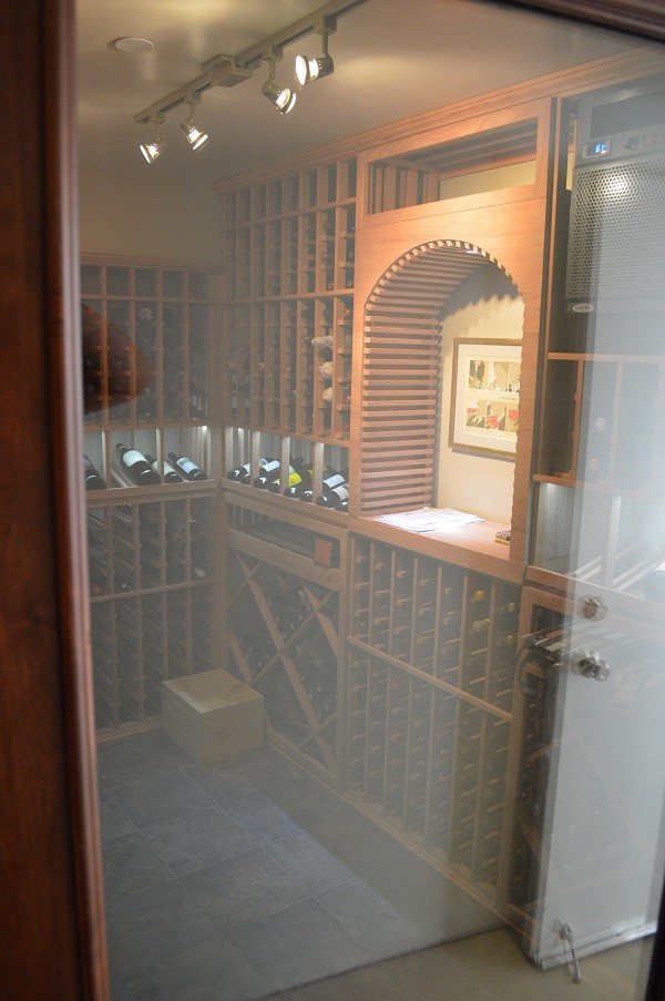 Cette image montre une petite cave à vin traditionnelle avec un présentoir.