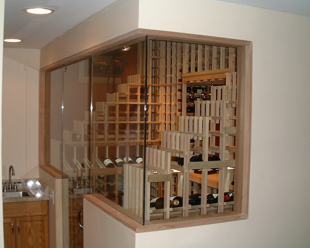 Пример оригинального дизайна: винный погреб среднего размера в классическом стиле с стеллажами