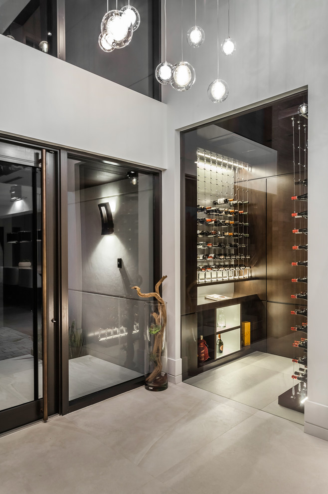 Inspiration för stora moderna vinkällare, med betonggolv, vinhyllor och grått golv