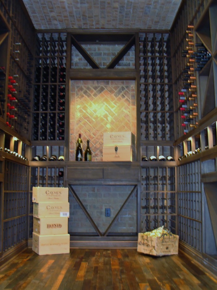 Mittelgroßer Moderner Weinkeller mit braunem Holzboden und Kammern in Orange County