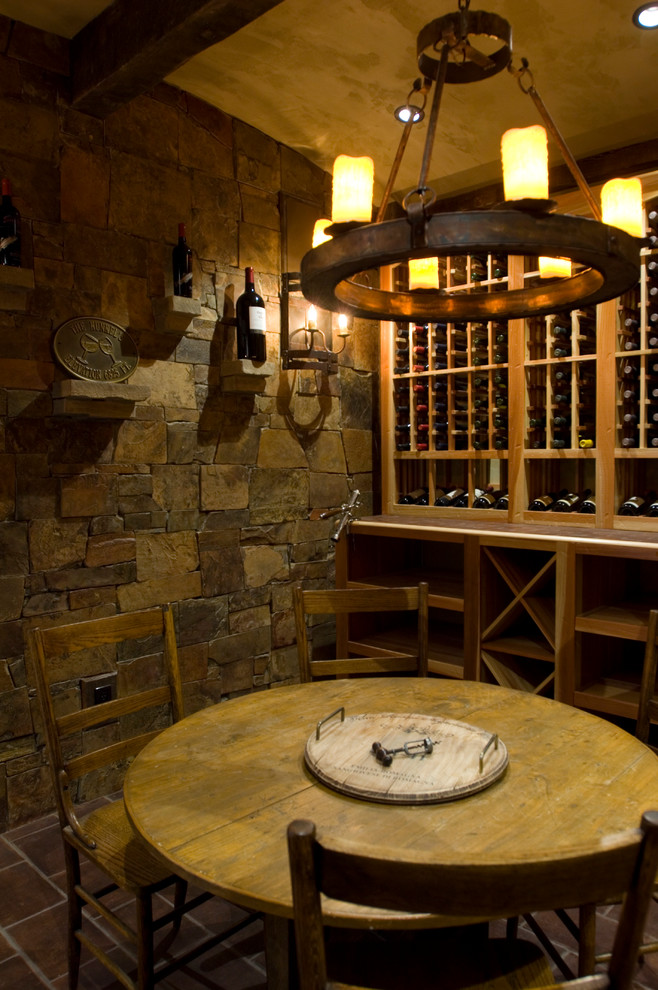 Inspiration pour une cave à vin chalet avec un sol en carrelage de porcelaine, des casiers et un sol rouge.