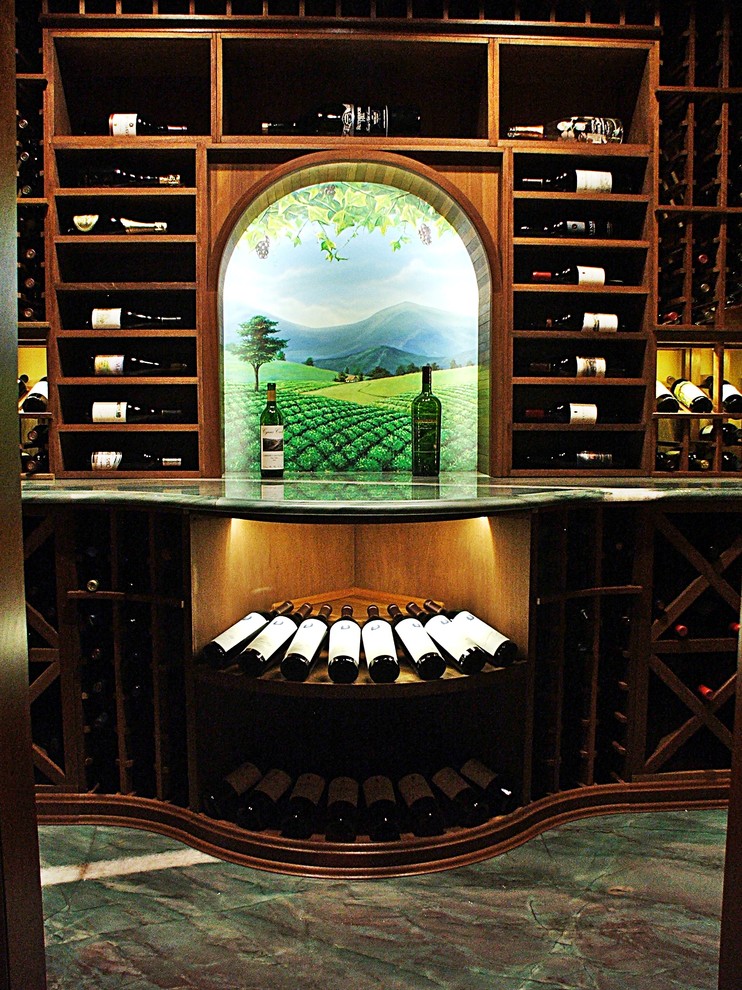 Cette photo montre une cave à vin chic de taille moyenne avec un sol en marbre, un présentoir et un sol vert.
