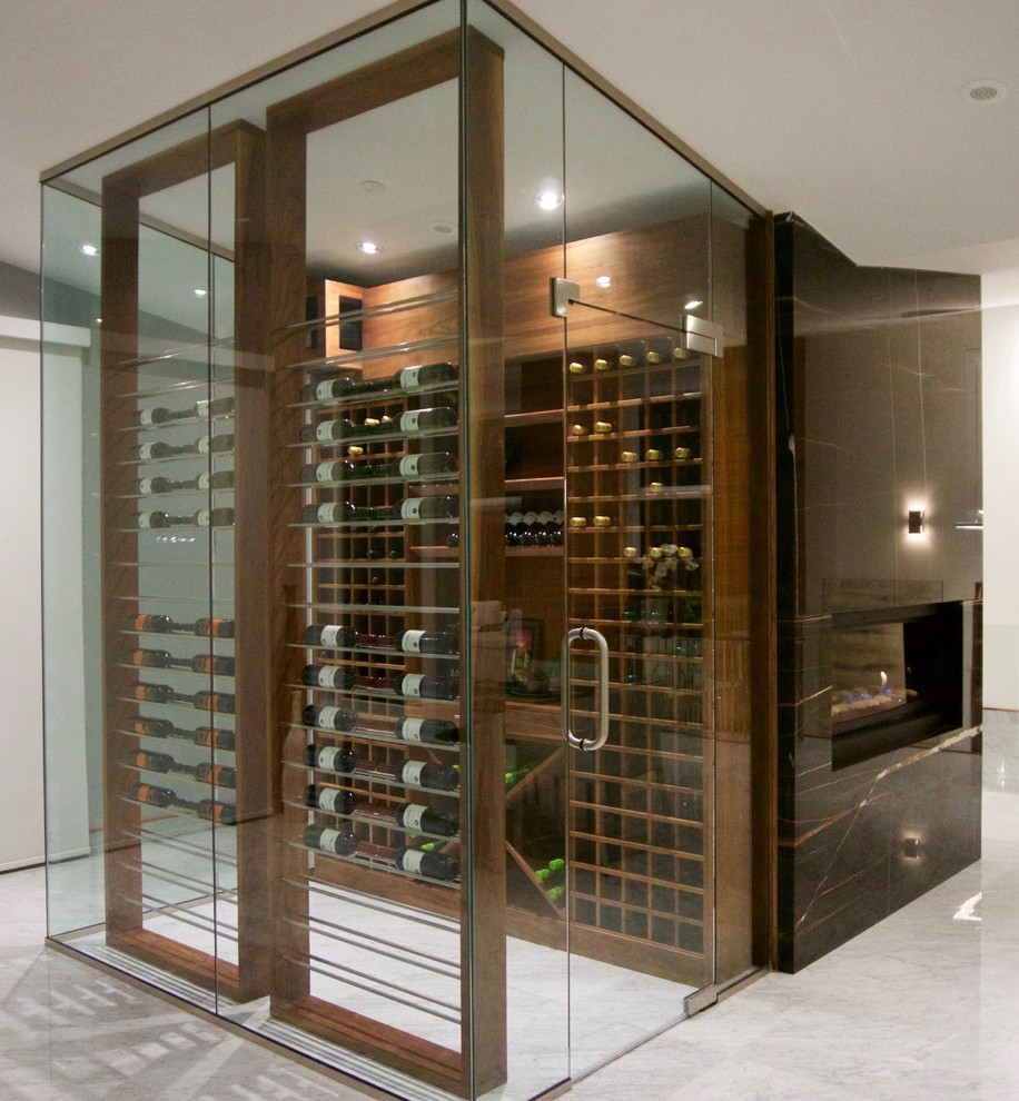 Aménagement d'une petite cave à vin contemporaine avec des casiers.