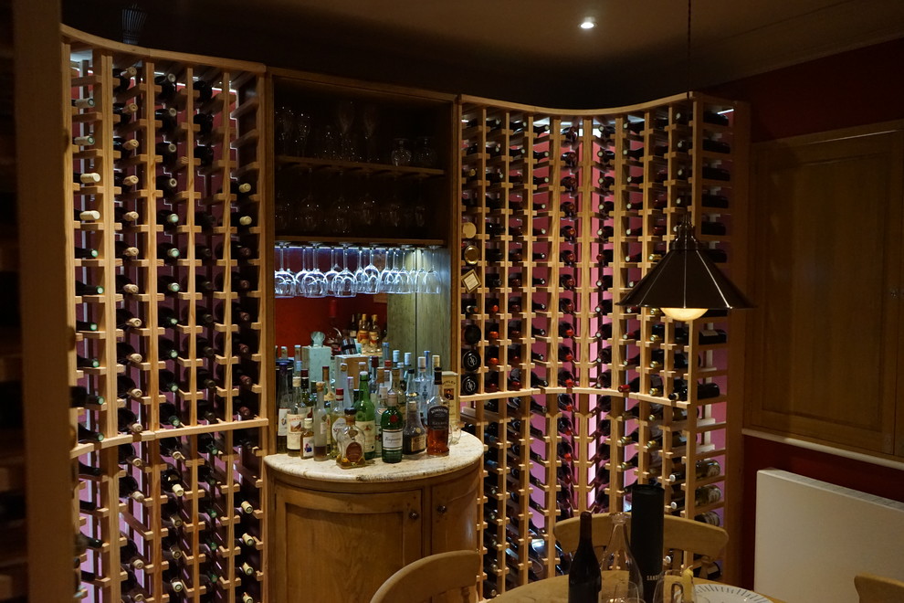 Cette image montre une petite cave à vin design avec des casiers.