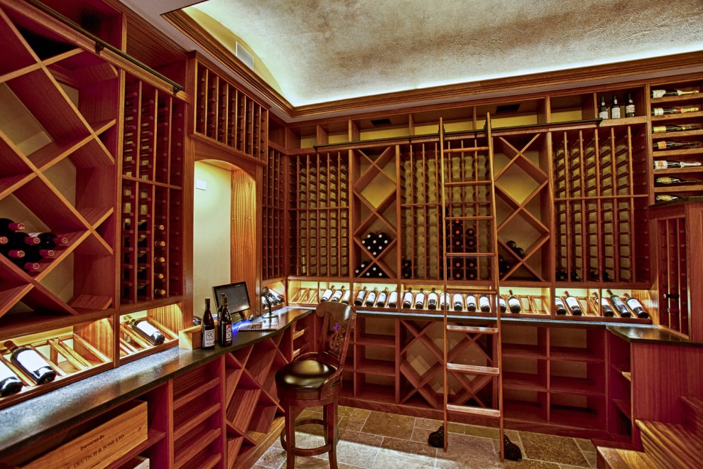 Inspiration för klassiska vinkällare, med travertin golv och vinhyllor