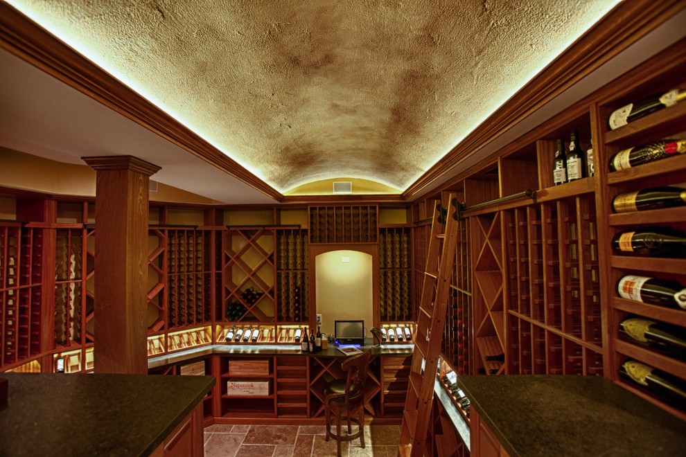 Inredning av en klassisk vinkällare, med travertin golv och vinhyllor