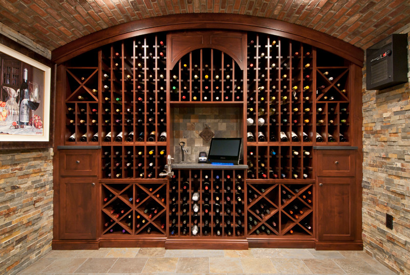 Inspiration för en mellanstor rustik vinkällare, med skiffergolv och vinställ med diagonal vinförvaring