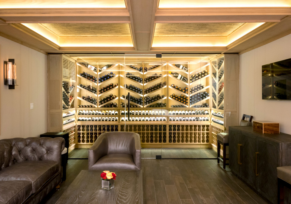 ニューヨークにあるトランジショナルスタイルのおしゃれなワインセラー (ワインラック、茶色い床) の写真