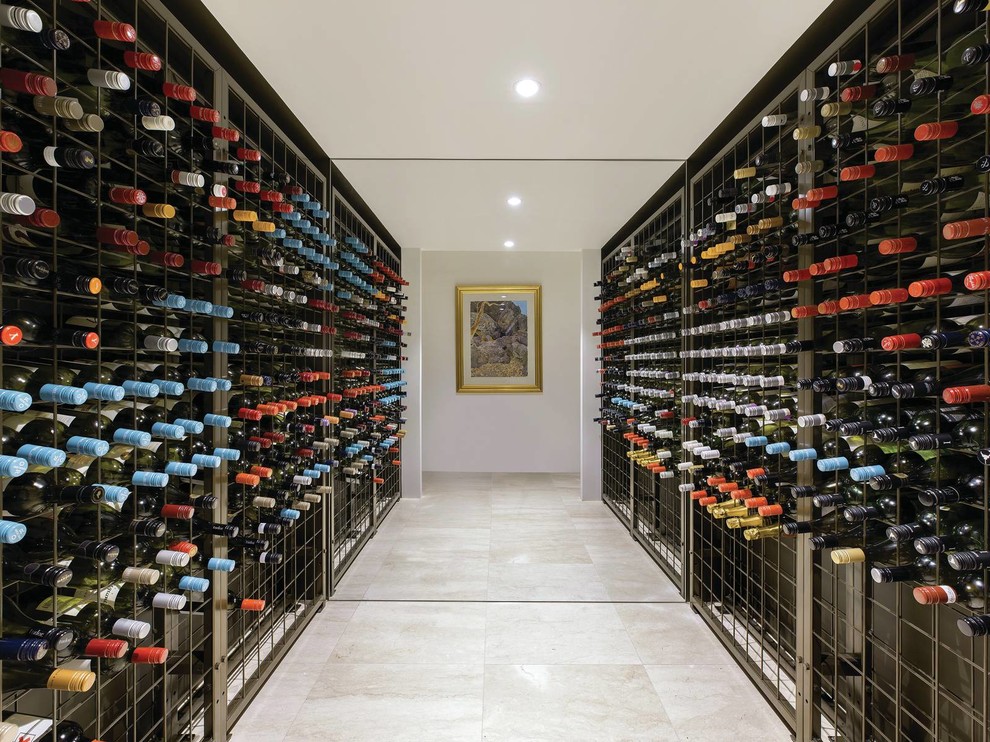 Inspiration för mellanstora moderna vinkällare, med marmorgolv, vinhyllor och beiget golv