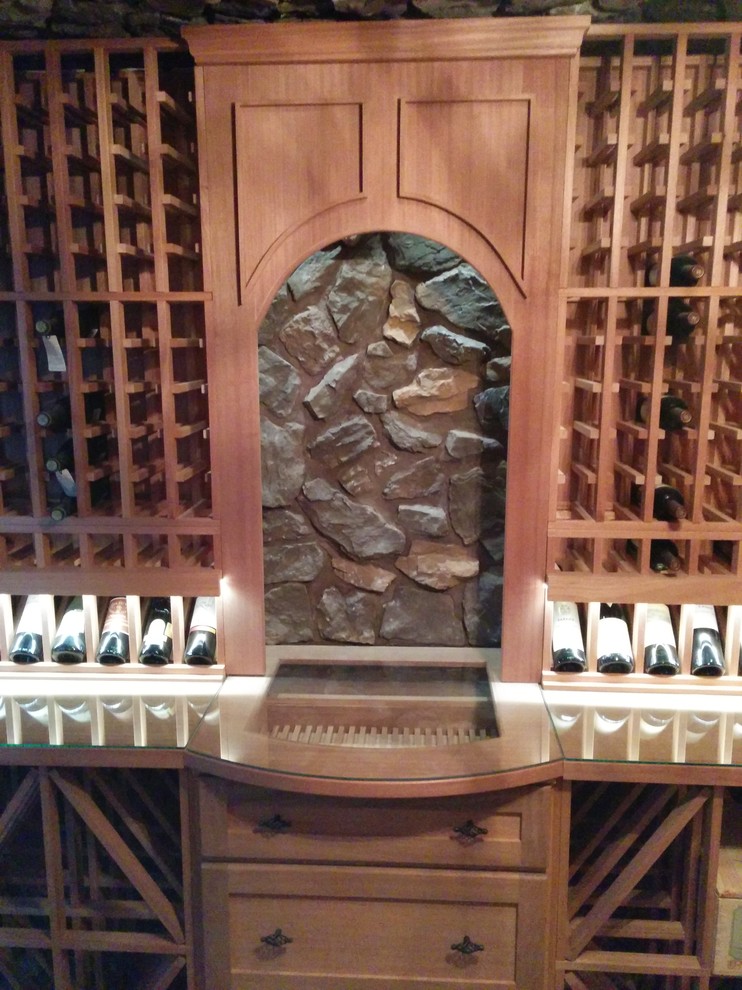 Стильный дизайн: винный погреб среднего размера в классическом стиле с полом из керамогранита и витринами - последний тренд