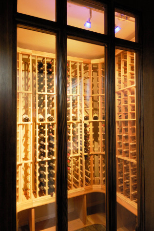 Immagine di una cantina chic