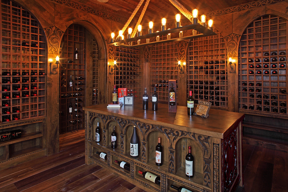 Cette image montre une cave à vin méditerranéenne avec parquet foncé, des casiers et un sol marron.