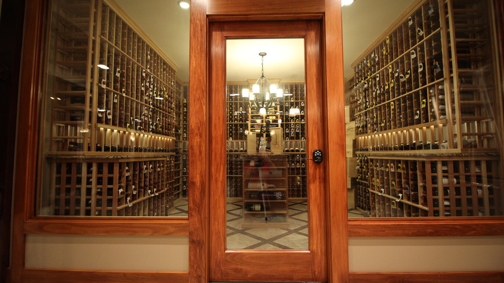 Exempel på en klassisk vinkällare, med marmorgolv, vinhyllor och flerfärgat golv