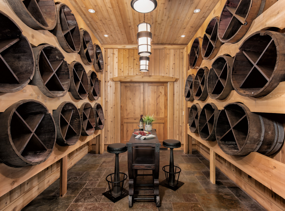 Idéer för en rustik vinkällare, med vinställ med diagonal vinförvaring och flerfärgat golv