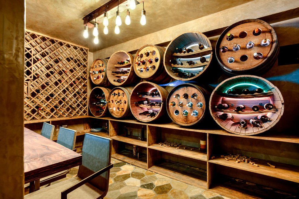 Foto på en stor funkis vinkällare, med flerfärgat golv