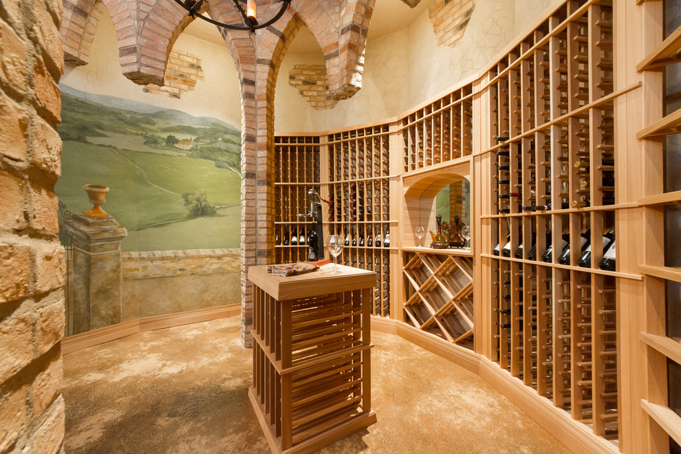 他の地域にある地中海スタイルのおしゃれなワインセラー (ワインラック、茶色い床) の写真