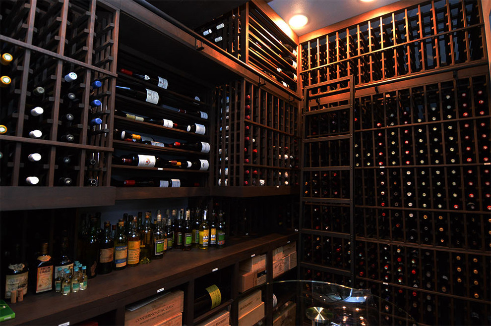 Exemple d'une cave à vin chic de taille moyenne avec des casiers, parquet foncé et un sol marron.