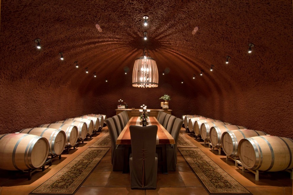 Idées déco pour une cave à vin contemporaine avec sol en béton ciré et un sol orange.