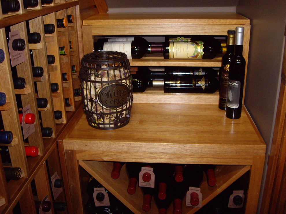 Inspiration pour une cave à vin traditionnelle de taille moyenne avec des casiers.