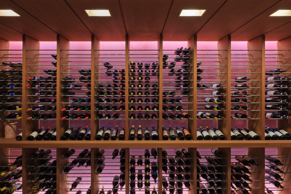 Cette photo montre une cave à vin moderne.
