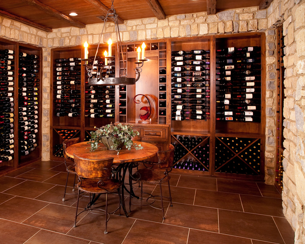 Idée de décoration pour une cave à vin tradition avec un présentoir.
