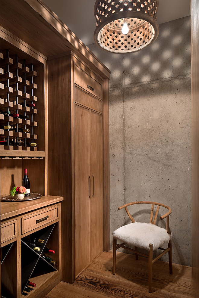 Inspiration för rustika vinkällare, med vinställ med diagonal vinförvaring, ljust trägolv och beiget golv