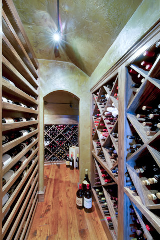 Inredning av en medelhavsstil mycket stor vinkällare, med vinställ med diagonal vinförvaring