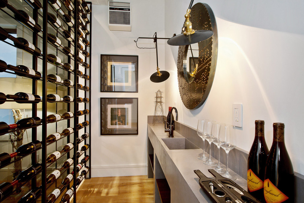 Cette image montre une cave à vin design de taille moyenne avec des casiers.