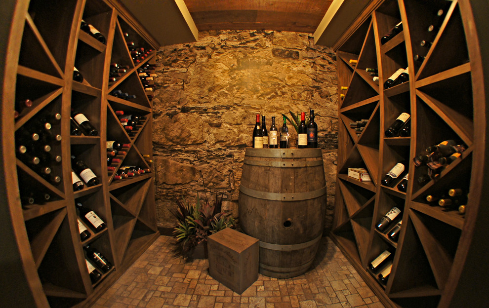 Idéer för att renovera en liten rustik vinkällare, med travertin golv och vinställ med diagonal vinförvaring