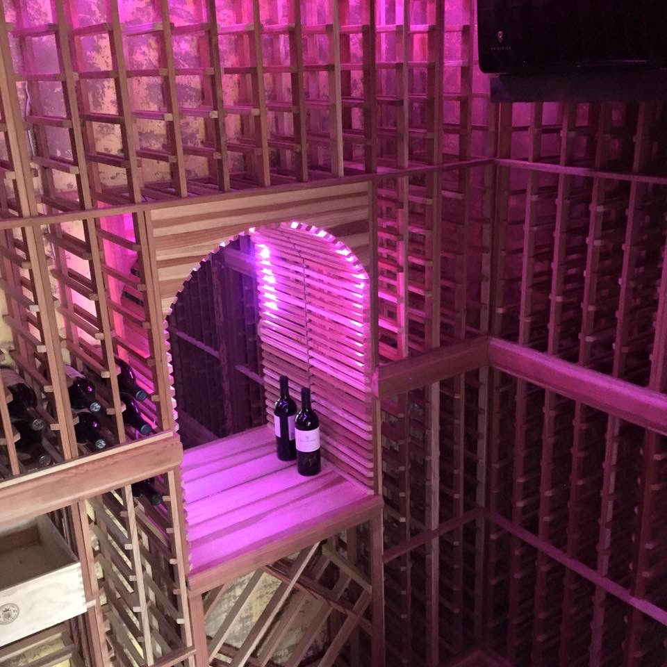 Idée de décoration pour une cave à vin chalet de taille moyenne avec des casiers.