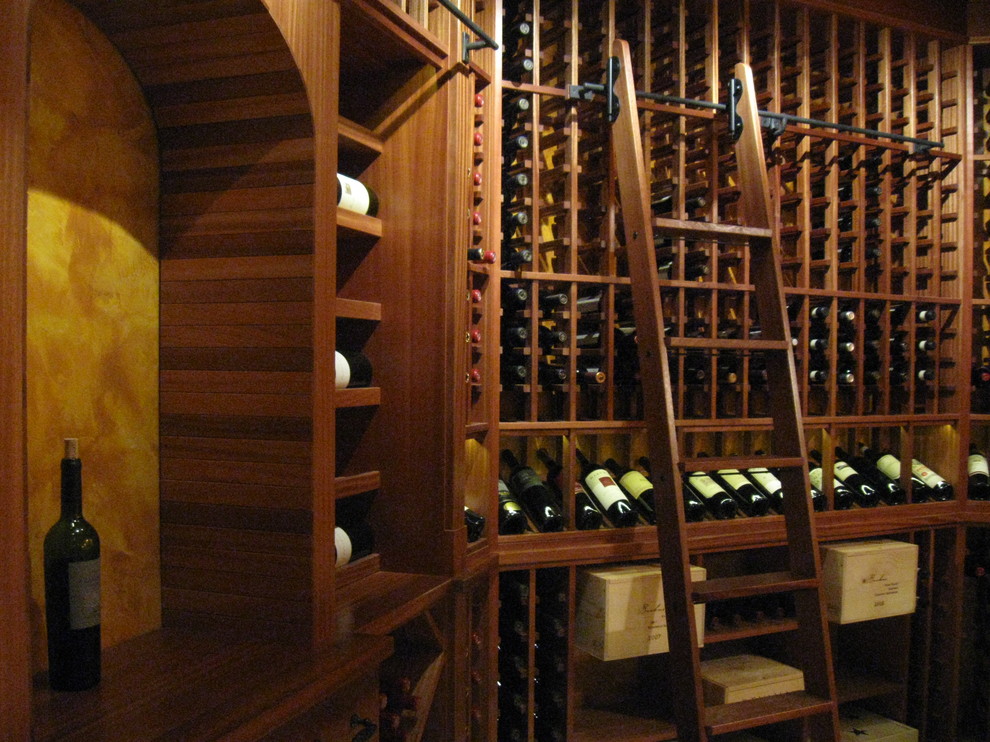 Inspiration pour une cave à vin traditionnelle de taille moyenne avec un sol en carrelage de céramique et des casiers.