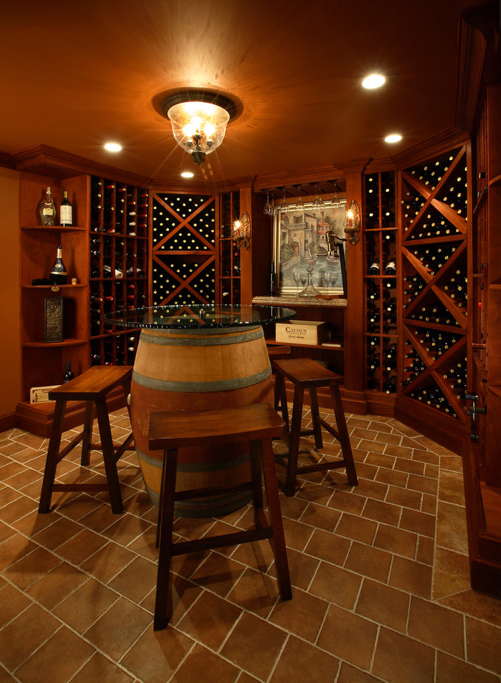 Inredning av en klassisk vinkällare, med vinställ med diagonal vinförvaring och brunt golv