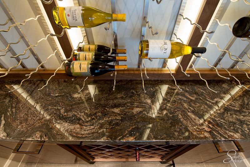 Inredning av en modern stor vinkällare, med travertin golv och vinställ med diagonal vinförvaring