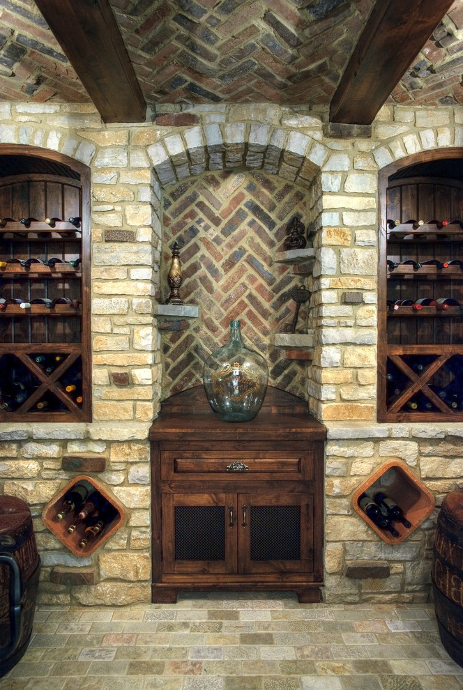 Klassisk inredning av en vinkällare, med vinhyllor och grått golv