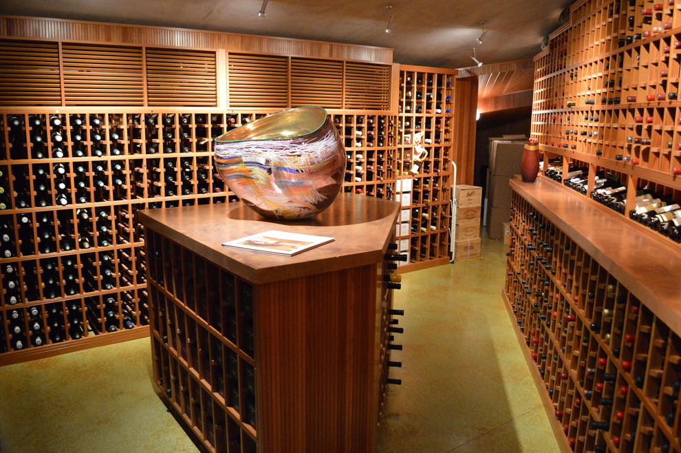 Großer Rustikaler Weinkeller mit Betonboden, Kammern und grünem Boden in San Diego