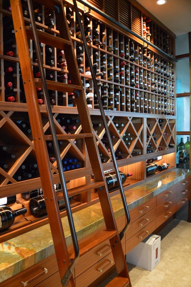 Cette photo montre une grande cave à vin tendance avec des casiers.