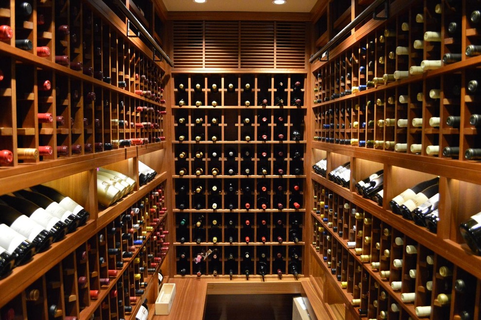 Idée de décoration pour une grande cave à vin minimaliste avec des casiers.