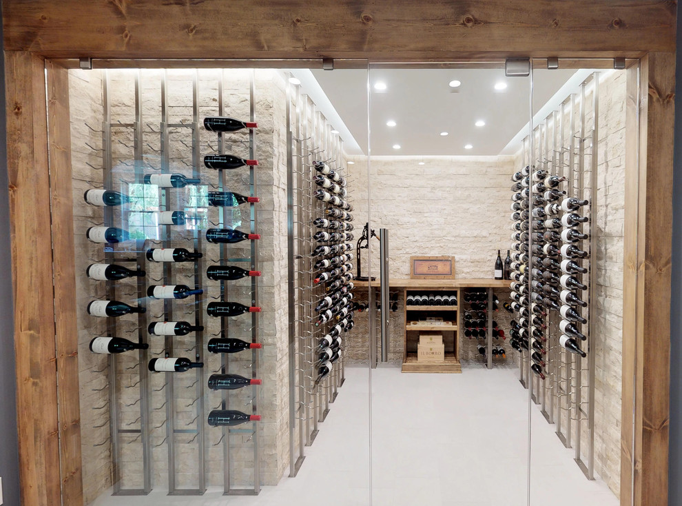 Cette photo montre une cave à vin moderne de taille moyenne avec un sol en carrelage de porcelaine, des casiers et un sol gris.