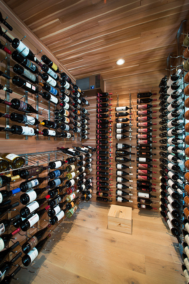 Aménagement d'une cave à vin contemporaine avec des casiers.