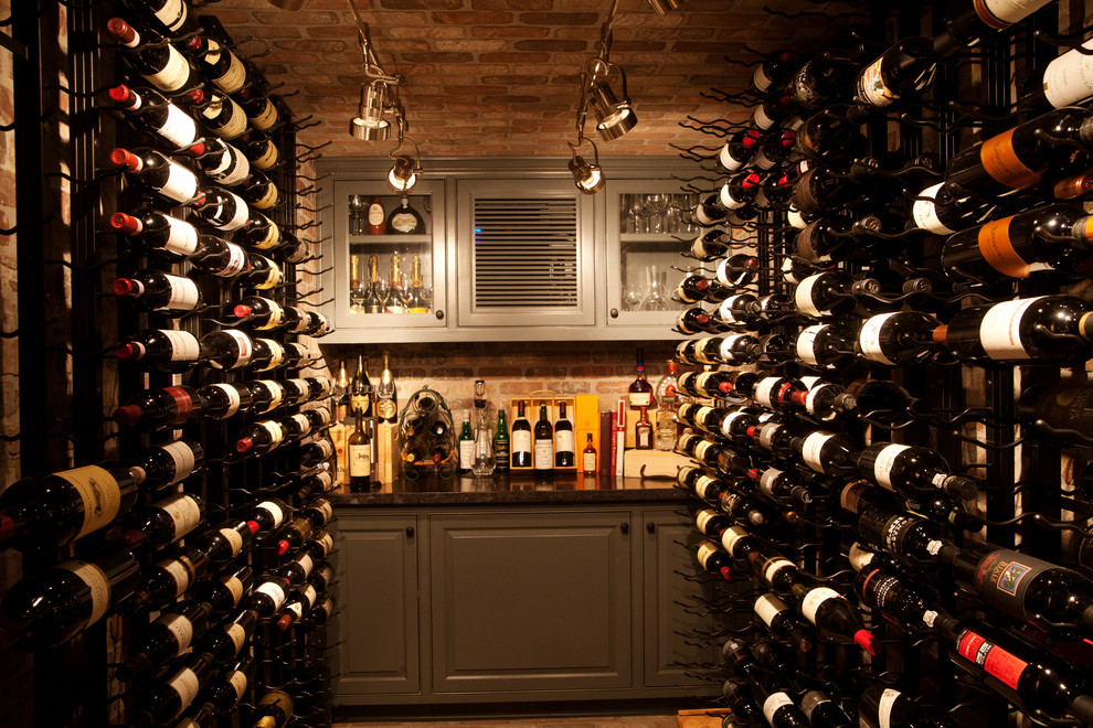 Cette image montre une cave à vin traditionnelle avec un présentoir.