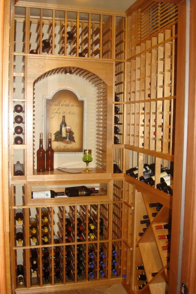 Cette image montre une petite cave à vin traditionnelle avec des casiers.