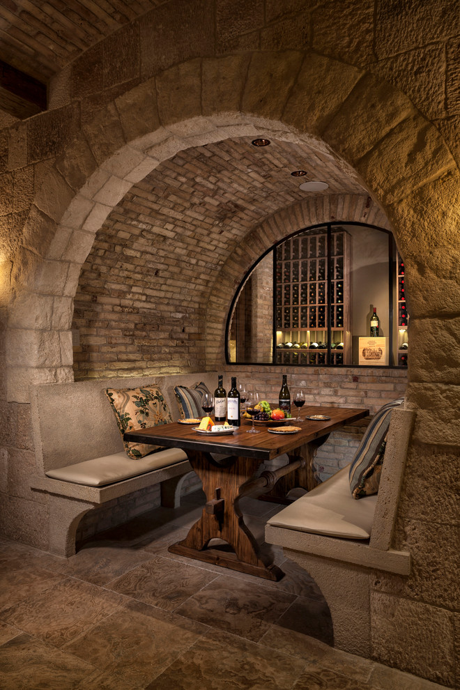 Cette photo montre une grande cave à vin méditerranéenne avec des casiers, un sol en carrelage de céramique et un sol gris.
