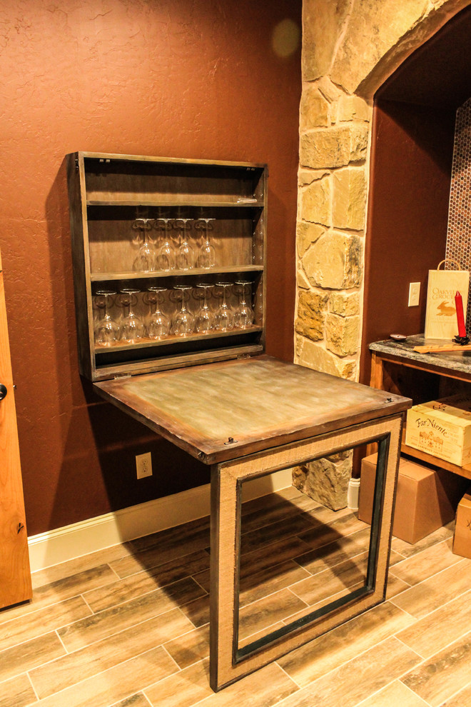 Exemple d'une cave à vin chic de taille moyenne avec parquet clair et des casiers losange.