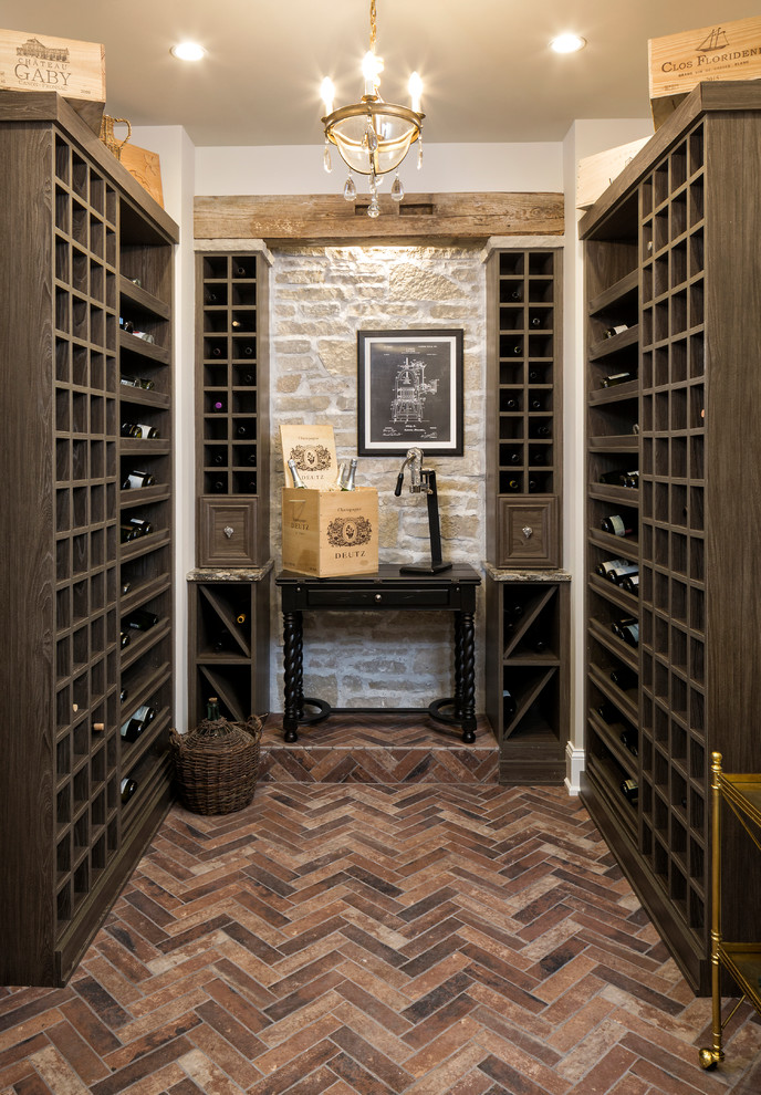 Exempel på en mellanstor klassisk vinkällare, med vinhyllor, tegelgolv och rött golv
