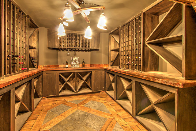 Großer Klassischer Weinkeller mit braunem Holzboden, diagonaler Lagerung und buntem Boden in Chicago